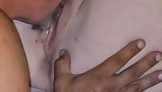 Ben oyuncağımı üçüncü olarak kullanırken klitorisimi yalıyor ve 2 kez orgazm oluyor ve sonra beni parmaklıyor