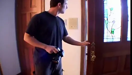 Sürtük sarışının göğüsleri zıplarken, damızlık kanepede onu sikikleri