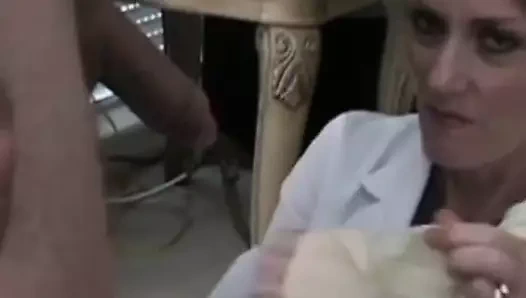 Büyükanne doktoru sikikleri