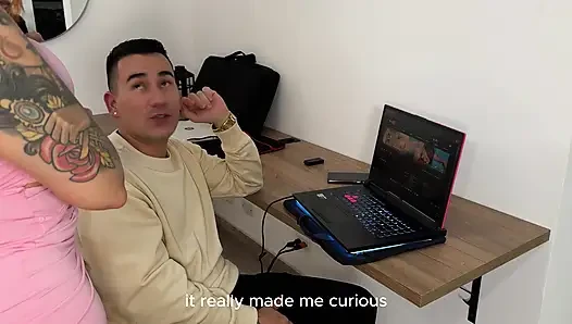 Bilgisayar teknisyenini videolarıma mastürbasyon yaparken yakalıyorum ve sonunda büyük latin götümü sikiyor - devil khloe