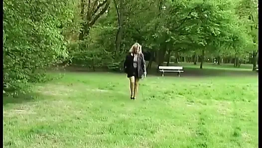 Edepsiz bir dede kendine iyi bir enayi buluyor!