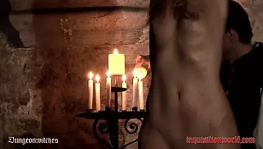Bir cadı küçük alevler üzerinde sarkıyor