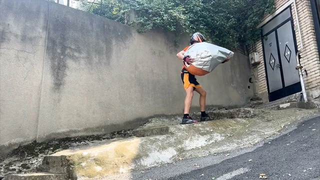 The courier roughly fucks the recipient and cums in his hole.