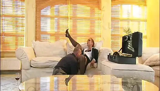 Распутную бизнес-леди трахнул богатый босс во время интервью