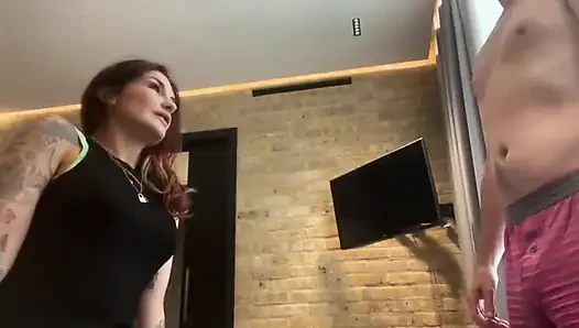 Gavat'ı prezervatif alması için gönderdi.