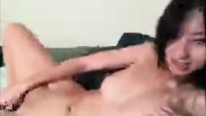 Asya kız yanıp sönen üzerinde web kamerası