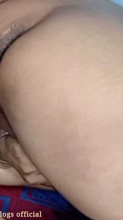 Alex yağlamadan sonra dildo ile desi'nin sıkı götüne giriyor, anal dildo sikişi için domaltmalı, inliyor | Klip 1