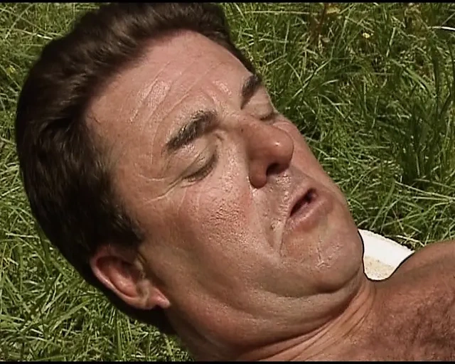 İki ateşli Alman sürtük açık havada anal üçlü seks yapıyor