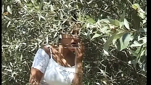 Tombul Orta Yaşlı Seksi Kadın Buharlı Kulübede Şişman Yarağı Emiyor