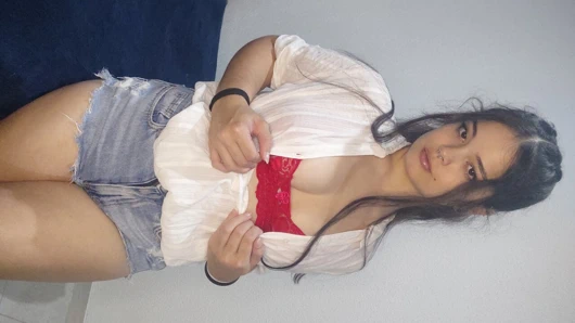 Debora Mendes kıyafetlerini çıkarmada oynuyor ve neredeyse her şeyi gösteriyor