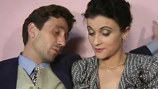 Alman sürtük üçlü sekste parmaklanıyor ve sikiliyor