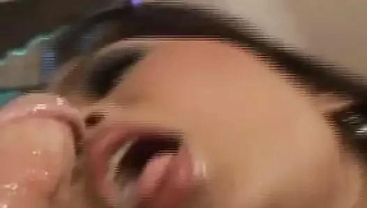 Esmer lana Croft döl yalıyor ve büyük yarak emiyor