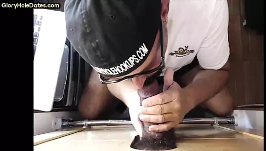 Duvar deliği dilf ağzına boşalana kadar siyah yarak emmeyi seviyor