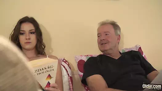 Büyük horoz dede sikikleri küçücük kedi genç uçları ile açık ağız