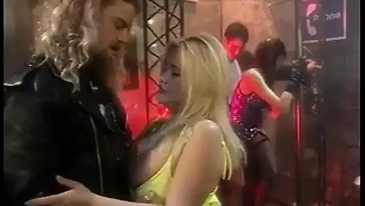 Esmer kadın götünü arkadan siktiriyor