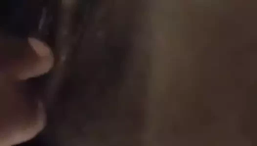 melat kendini parmaklıyor