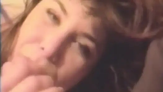 Fransız genç kız ağzını kullanarak onu boşaltmak için elinden geleni yapıyor