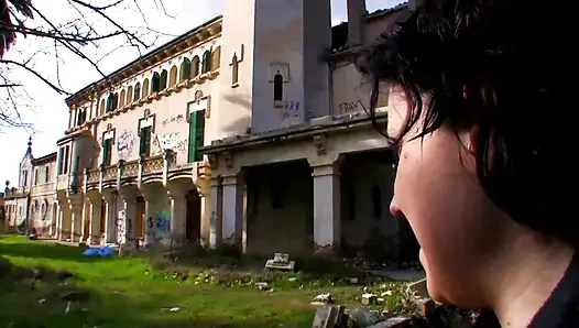 Kale bahçesinde amcığını parmaklıyor