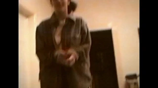 Laura zieht sich aus