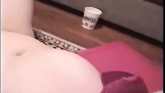 Olgun orta yaşlı seksi kadın eş değiştirmeli grup seks sırasında büyük zenci yarağını emiyor