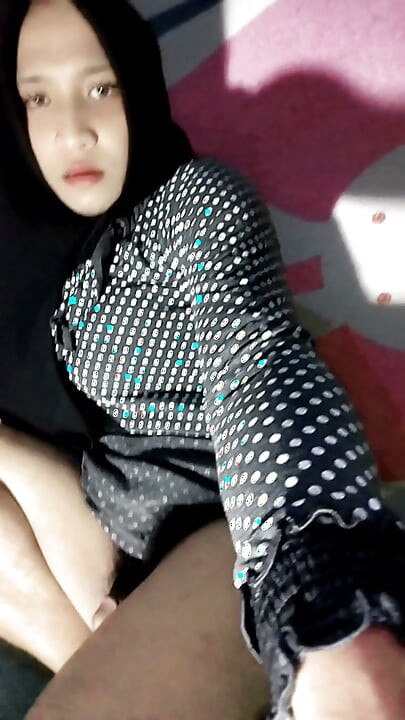 Güzel bir başörtüsü gelinliğinden eve dönüyor