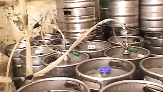 Tatlı traş kedi sarışın bebek berbat ve sikikleri büyük horoz içinde depo