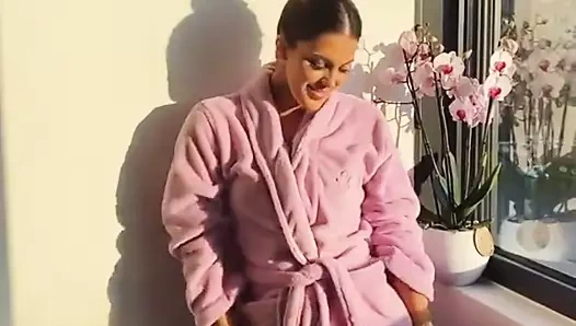 Iris Mittenaere en peignoir sexy rose