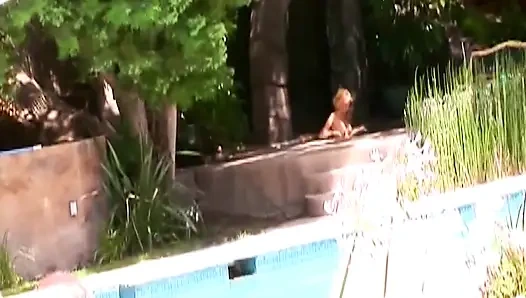 Adam havuzun kenarında yatıyor, o ise onun penisinin üzerine oturuyor