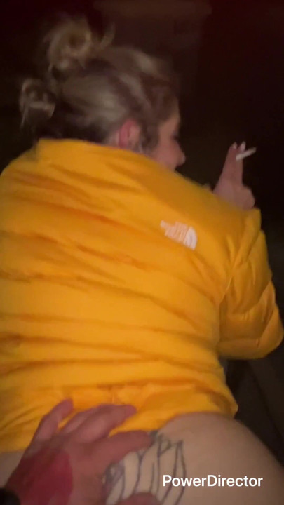 Orta yaşlı seksi kadın sigara içiyor ve dışarıda sikiliyor | Klip 2