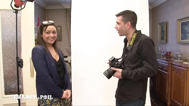 Güzel kız bir fotoğrafçıyla ilk kez anal seks yapıyor