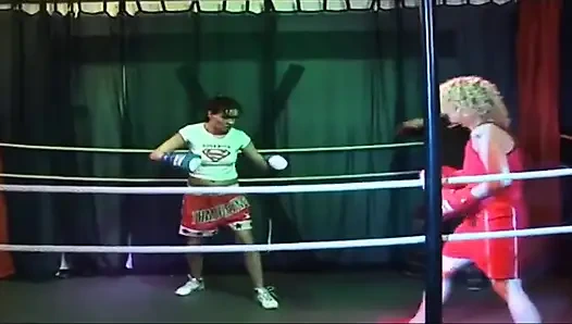 Sarışın olgun bebeğin güreş ringinde damlayan rosebud grup seks