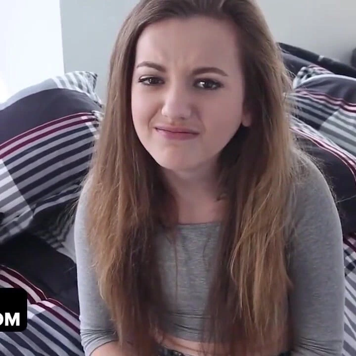 Kalın götlü çekici şımarık üvey kız kardeş büyük üvey kardeşin dizlerinin üzerinde etine sürtüyor