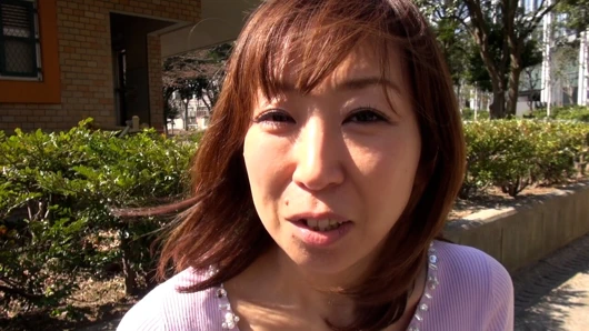 M921G09 İyi bir ev hanımıyla oynayan uzun boylu olgun bir kadın sekste iyi olmayan kocasından hüsrana uğradı ...