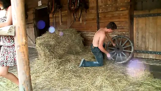 Büyük memeli esmer tatlı amına sağlam sert bir yarak alıyor