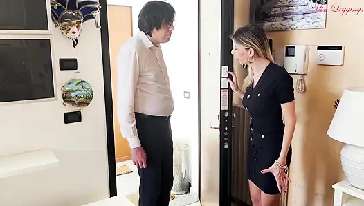 Hırçın üvey anne mezuniyet partisini mahvetmemek için küstah üvey oğlunun küstah taleplerine boyun eğiyor