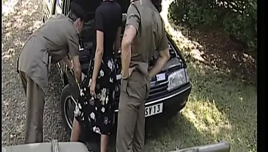 Doğal saçlı sarışın Alman orta yaşlı seksi kadın açık havada fmm'de anal seks yapıyor