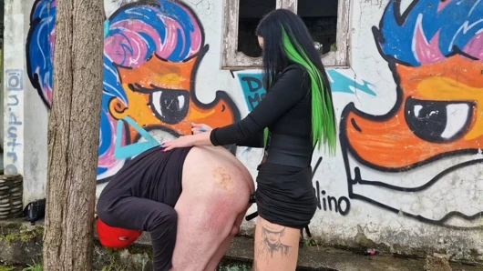 Dominatrix Nika köleyi domaltarak götten sikiyor. Sokakta