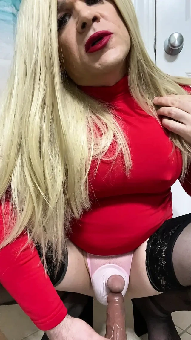 Külotlu ve kalçalı yüksek çoraplı seksi kadın kılıklı travesti