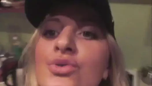 Kolej kelly vücut üzerinde pasta kreması ile çıplak dans