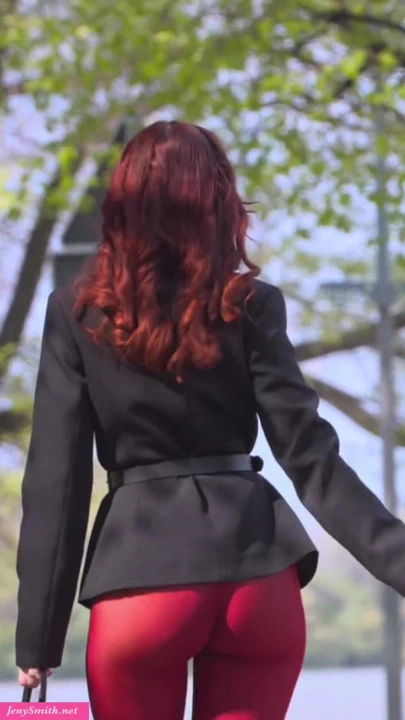 Sokak giyimi kıyafet sunumu. Tam video sadece JenySmith.net