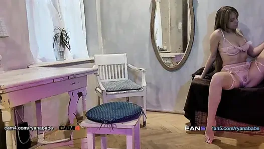 Parmakla sikişen iç çamaşırlı bebek parmaklarını derine sokuyor