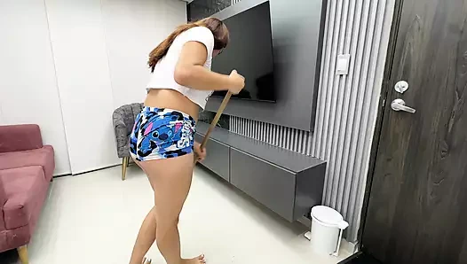 Büyük götlü kızıl saçlı üvey kız kardeşim mobilyada sıkışıyor