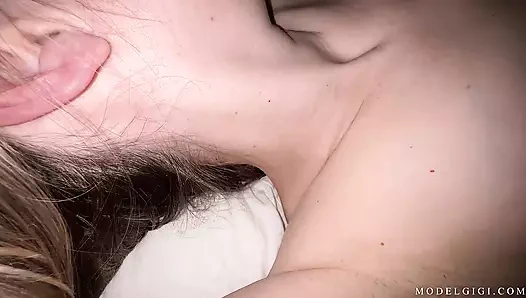 Üvey erkek kardeşimin yarağını sıvazladim! İlk kez seks yapıyor