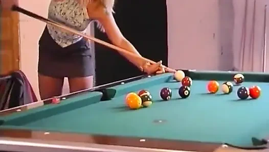 Almanya'dan sarışın genç kız sıkı amcığını bilardo masasında siktiriyor