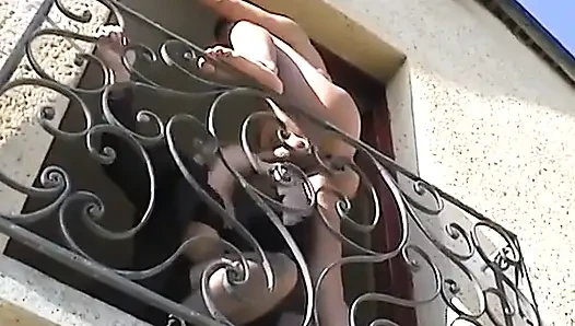 За парой шпионят, пока они трахаются дома