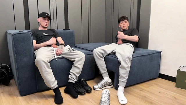 İki adam birlikte mastürbasyon yapıyor