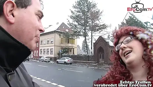 Tombul Almanlar sokakta yaklaştı ve seks yapmaya ikna etti