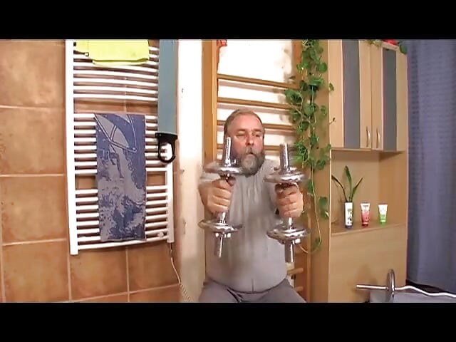 Yaşlı domuz genç ve sürtük bir gençle sikişiyor