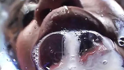 Afrikalı yıldız yeterince yarak alamayan bir porno yıldızına benziyor ve gerçek hayattaki hali bu.