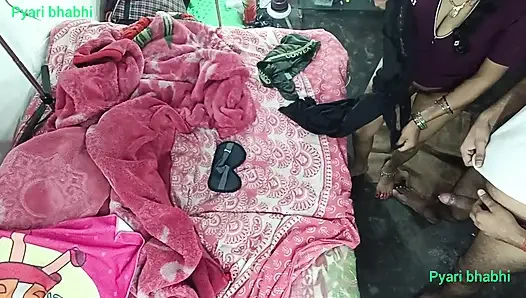 Göt amcık sikiyor yarak emiyor göğüslerini emiyor memeden süt emiyor ve domaltarak yarağa oturuyor ve doğrudan Hintçe seste yatıyor